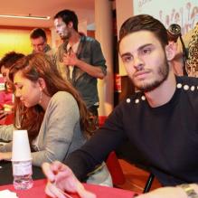 Baptiste Giabiconi et Leslie lors d'une séance de dédicaces au Furet du Nord à Lille, le lundi 15 avril 2013.