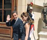 Carla Bruni-Sarkozy : avec de talons elle est plus grande que son mari !