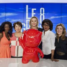 Laurence Ferrari et ses chroniqueuses Roselyne Bachelot, Audrey Pulvar, Hapsatou Sy et Élisabeth Bost, posent avec la mascotte Gustave pour soutenir le centre Gustave Roussy à l'occasion de sa campagne nationale contre les cancers de l'enfant, avril 2013.