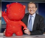 Jean-Pierre Pernaut pose avec la mascotte Gustave pour soutenir le centre Gustave Roussy à l'occasion de sa campagne nationale contre les cancers de l'enfant, avril 2013.
