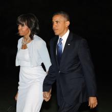 <p>La président Barack Obama et sa femme Michelle Obama rentrent à Washington après avoir assisté à l'inauguration du George W. Bush Presidential Library à Dallas au Texas, le 25 avril 2013.</p>
<p></p>