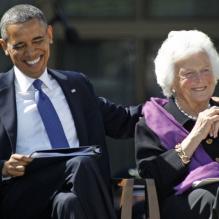 <p>Barack Obama et Barbara Bush à l'inauguration du George W. Bush Presidential Library à Dallas au Texas, le 25 avril 2013.</p>
<p></p>