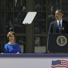 Barack Obama en plein discours à l'inauguration du George W. Bush Presidential Library à Dallas au Texas, le 25 avril 2013. À ses côtés, George W. Bush, sa femme Laura, George H. W Bush et sa femme Barbara. <br />
<p></p>