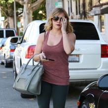 Hilary Duff sort d'un salon de coiffure à Beverly Hills, le 19 avril 2013.