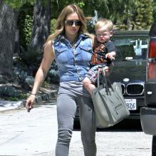 Hilary Duff et son fils Luca se rendent à une fête chez les Osbournes à Beverly Hills, le 20 avril 2013.