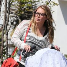 Hilary Duff et son fils, Lucas, à Beverly Hills, le 21 avril 2013.