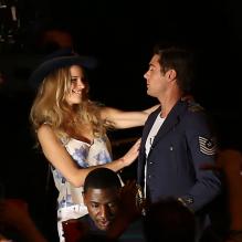 Zac Efron et Halston Sage sur une scène pendant le tournage du film Townies à Los Angeles, le 26 avril 2013.