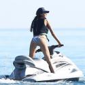 Kim Kardashian, enceinte : Yacht de luxe et jet-ski pour ses vacances en famille