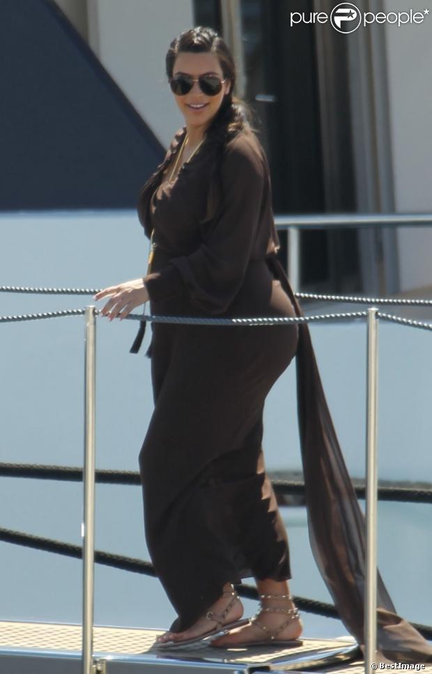 Kim Kardashian profite de petites vacances avec sa famille sur un yacht en GrÃ¨ce. Le 27 avril 2013.