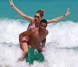 Doutzen Kroes en bikini : Amoureuse et joueuse sur la plage