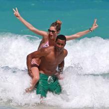 Doutzen Kroes et son mari Sunnery James jouent comme des enfants dans l'eau à Miami, le 28 avril 2013.
