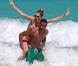 Doutzen Kroes en bikini : Amoureuse et joueuse sur la plage