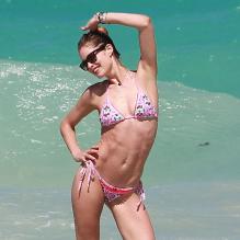 Le top Doutzen Kroes joue le top sur la plage de Miami  le 28 avril 2013.