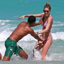 Délicieuse journée pour Doutzen Kroes et son mari Sunnery James qui profitent du bon temps à Miami le 28 avril 2013.