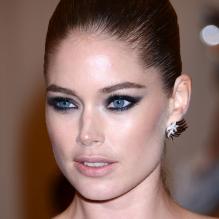 Doutzen Kroes assiste au gala Punk: Chaos to Couture du Costume Institute au Metropolitan Museum of Art. New York, le 6 mai 2013.