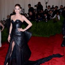 Doutzen Kroes assiste au gala Punk: Chaos to Couture du Costume Institute au Metropolitan Museum of Art habillée d'une robe bustier et fendue Theory. New York, le 6 mai 2013.