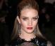 Rosie Huntington-Whiteley assiste au gala Punk: Chaos to Couture du Costume Institute au Metropolitan Museum of Art. New York, le 6 mai 2013.