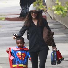 Sandra Bullock a reçu des fleurs de son fils Louis, habillé en Superman à la sortie de l'école à Los Angeles, le 6 mai 2013.