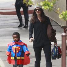 La belle Sandra Bullock a reçu des fleurs de son fils Louis, habillé en Superman à la sortie de l'école à Los Angeles, le 6 mai 2013.