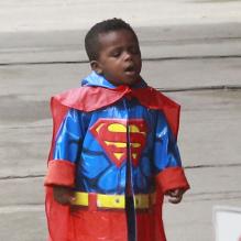 Sandra Bullock a reçu des fleurs de son fils Louis, habillé en Superman à la sortie de son école à Los Angeles, le 6 mai 2013.