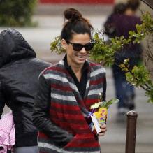 L'actrice Sandra Bullock a reçu des fleurs de son fils Louis, habillé en Superman à la sortie de l'école à Los Angeles, le 6 mai 2013.
