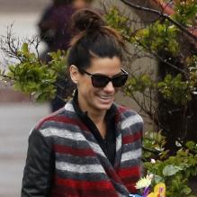 La jolie Sandra Bullock a reçu des fleurs de son fils Louis, habillé en Superman à la sortie de l'école à Los Angeles, le 6 mai 2013.