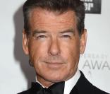 Pierce Brosnan apprend à faire l'amour à Jessica Alba et Kristin Scott-Thomas