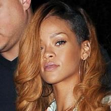Rihanna porte un chemisier et une jupe en cuir Balmain et des souliers Manolo Blahnik. New York, le 8 mai 2013.