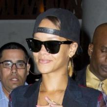 Rihanna, habillée d'une veste Dries Van Noten (collection printemps-été 2013) d'un legging et de sandales Manolo Blahnik, quitte son hôtel le Gansevoort. New York, le 5 mai 2013.