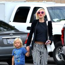 Gwen Stefani, surprise avec Zuma à Los Angeles dans un look black and white notamment composé d'un blazer Barbara Bui et d'un sac Boy de Chanel. Le 8 mai 2013.