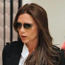 Victoria Beckham twiste son look notamment composé d'un manteau Victoria Beckham et de sandales Chloé avec un pantalon orange. New York, le 8 mai 2013.