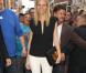 Gwyneth Paltrow, de passage dans un Apple Store, porte un top Barbara Bui, un sac Tom Ford, un pantalon blanc et des sandales Daniele Michetti. New York, le 7 mai 2013.