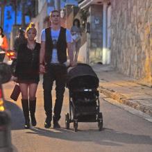 Shakira, son compagnon Gerard Piqué dans les rues de Barcelone, accompagnés de leur petit Milan à Barcelone le 4 mai 2013