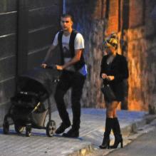 Shakira, son compagnon Gerard Piqué se rendent a l'anniversaire de Cesc Fabregas à Barcelone le 4 mai 2013 avec leur petit Milan