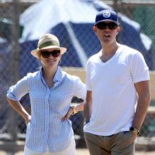 Reese Witherspoon et son mari Jim Toth assistent au match de foot du fils de Reese, Deacon, à Los Angeles, le 11 mai 2013.
