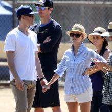 Reese Witherspoon et son mari Jim Toth assistent au match de foot de Deacon à Los Angeles, le 11 mai 2013.