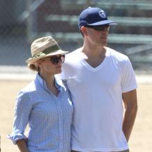 Reese Witherspoon et son mari Jim Toth assistent au match de foot du fils de Reese à Los Angeles, le 11 mai 2013.