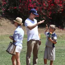 Reese Witherspoon au côté de Jim Toth féliciant Deacon après son match à Los Angeles, le 11 mai 2013.