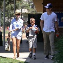 Reese Witherspoon et Jim Toth quittent le match de foot de Deacon avec ce dernier encore en tenue à Los Angeles, le 11 mai 2013.