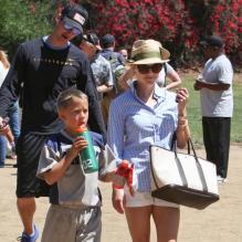 Reese Witherspoon avec son fils Deacon à Los Angeles, le 11 mai 2013.