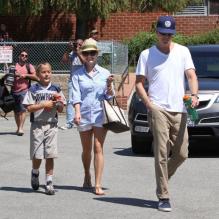 Reese Witherspoon, Deacon et Jim Toth quittent le match de foot à Los Angeles, le 11 mai 2013.
