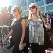 Lindsay Lohan à la sortie du tribunal de Los Angeles, le 30 janvier 2013, en compagnie de sa mère Dina Lohan.