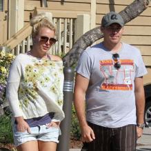 Exclusif - Britney Spears et son petit ami David Lucado font une sortie matinale à Westlake, le 9 mai 2013.