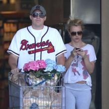 Britney Spears et son petit ami David Lucado font leur courses au supermarché de Westlake, le 9 mai 2013.