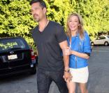  LeAnn Rimes et Eddie Cibrian se rendent au théâtre à Beverly Hills, le 24 juin 2012. 
  