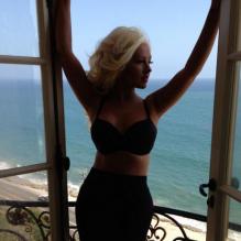 Christina Aguilera affiche un corps retrouvé lors du tournage du clip de la chanson Hoy Tengo Ganas De Ti, en duo avec le chanteur Alejandro Fernandez.