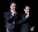  Alejandro Fernandez et Marc Anthony au concert Dos Mundos Un Concierto, à Mexico, le 22 octobre 2011. 
  