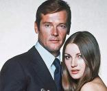 Jane Seymour et Roger Moore dans Vivre et laisser mourir en 1973
