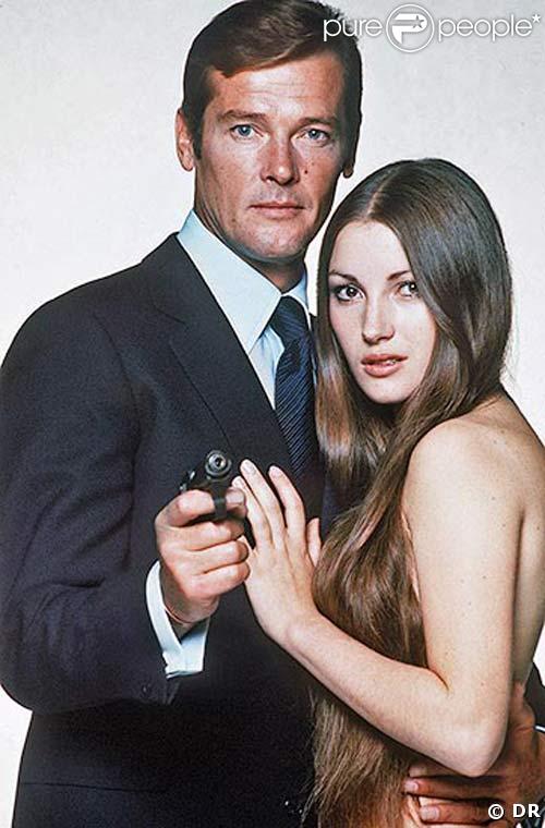 Jane Seymour et Roger Moore dans Vivre et laisser mourir en 1973