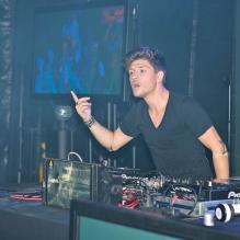 Quentin Mosimann aux platines lors d'un concert gratuit organisé par le radio Mona FM pour la fête des Nieulles à Armentieres, le 8 septembre 2012.